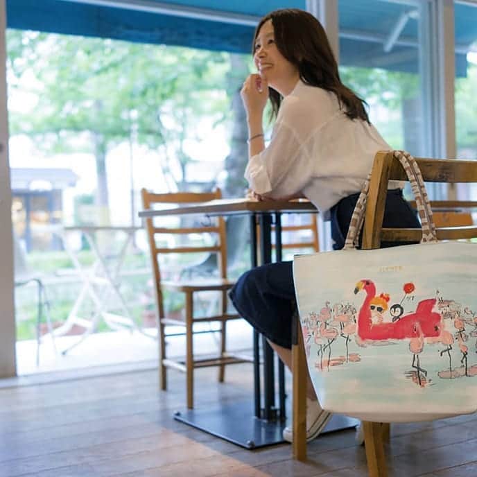 のインスタグラム：「. ブログ更新しました😊 『ちょっとお出掛けにピッタリなアイテム♪』 . . . 👜LUNLUNフラミンゴ ￥16000+税 . . ブログは⏩⏩ 『スタジオアタオブログ』でネット検索🔎 . . ざっくりトートは色んなシーンで大活躍！ フラミンゴ柄はこれからの季節にもピッタリ😍 ウェットスーツ素材は体にフィットして持ちやすいですよ🐸 . . #ざっくりトート #キャラクターバッグ #フラミンゴ柄 #フォトジェニック #アート #イルメール」