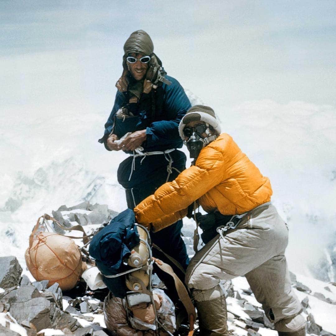 アクアスキュータムのインスタグラム：「On Friday 29th May 1953 Sir Edmund Hillary and Sherpa Tenzing Norgay successfully completed the first ascent of Mount Everest. #Aquascutum Hooded jackets & trousers were worn by all members of the expedition. Aquascutum’s patented fabric Wyncol D.711, was windproof to 100mph & virtually tearproof. The expedition tents including the assault tent used on the final ridge were also made from this innovative fabric.」