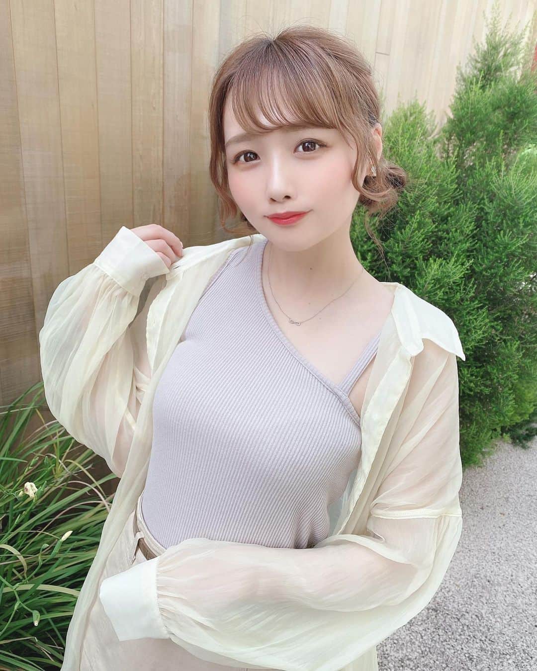 のインスタグラム：「. . @hirayama518yuki さんの ヘアアレンジです(*´ω｀*)✨ いつも自分じゃ出来ない可愛い アレンジしていただいてます☺️ . . . 今日は大好きな中本でテイクアウト してきた！北極と冷味丼🤤 追加で自分で買ってきたもやしを 一袋分追加して食べてる❣️神 . . . 👗インナー　@grl_official . 👗シャツ　@gu_global . 👗スカート　@niceclaup_official_ . 👜バッグ　@noela_official . 👢ブーツ　@heather_love_official . . . . #私服 #coordinate #grl #グレイル #グレイル購入品 #グレイルコーデ #grl購入品 #gu #niceclaup #noela #heather #春服 #春服コーデ #春コーデ #ヘアアレンジ #love」