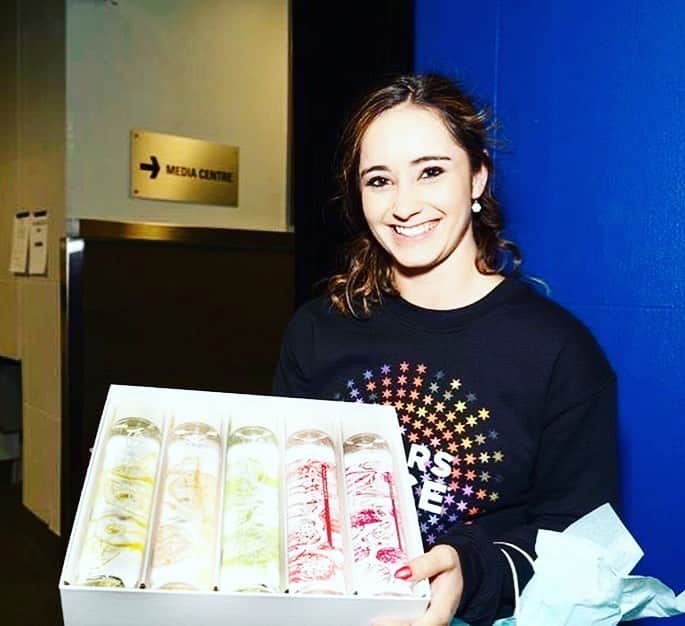 ケイトリン・オズモンドのインスタグラム：「@vossworld and I teamed up in providing over 1200+ bottles of VOSS to Brampton Civic Hospital hydrating the frontline doctors and nurses during these difficult times.  Thank you @VOSSWorld for making a commitment of donating over 700,000 bottles globally for doctors, nurses and people in need - I am proud to be part of it in Canada. Swipe for some highlights when the delivery was dropped off last week!」