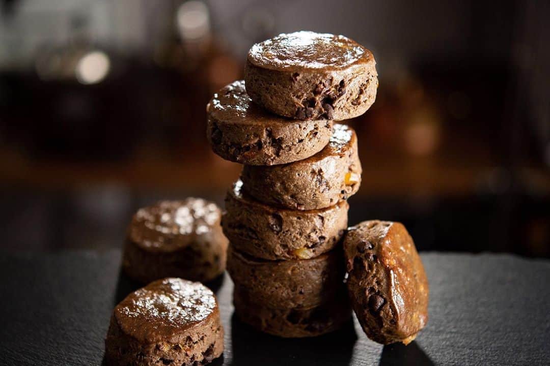 のインスタグラム：「YouTube "Chocolate Cacao" キケンな大人のスコーン・ショコラ Chocolate scones  YouTube  https://youtu.be/LLYAh1-XMbc  #Youtube #youtuber #お菓子 #ASMR #chocolate #cocoa #チョコレート #カカオ #foodie #foodpics #instafood #dessertporn #foodporn #レシピ #スイーツ #yummy #recipe #手作りお菓子 #howtomake #おうちカフェ #スコーン #scone #チョコスコーン #sconesrecipe」