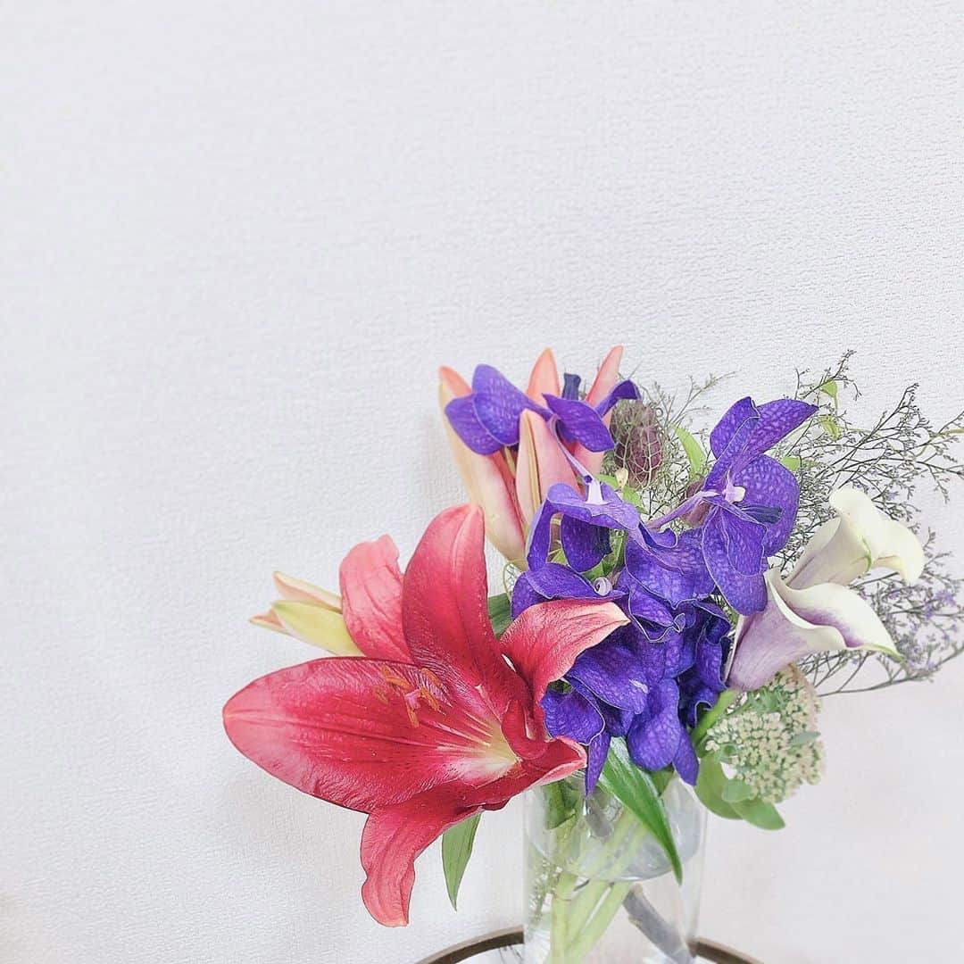 藤川沙弥のインスタグラム：「𓇠𓇢𓇡 𓆸𓆸﻿ ﻿ 新しいお花を飾りたかったタイミングで﻿ 素敵なお花のお届けものが﻿ とっても嬉しかった日📮🥰💐﻿ リンも、お花を飾ると必ず 香りを嗅ぎにきます🐶♥︎ ﻿ 定期的にお花がポストに投函されるサービス♡﻿ 生花があるだけで気持ちが良いね🧏🏻‍♀️﻿ 可愛いカラーや、LAユリ、鮮やかなバンダ﻿、、 いつも自分で選ぶと偏っちゃうから﻿ 新鮮なオトナっぽい組み合わせが﻿ 見ていて元気になるなぁ🥰💜﻿ ﻿ ﻿@medelu_official さんは 明治100年から続くスタッフさんが手掛けていて﻿ 品質、鮮度が良くてお花の持ちが良い👌🏻♥️﻿ ﻿ 初回80％OFFになるクーポンコード﻿ 気になる方は是非お使いください💛﻿ 🎟【11NO】﻿ ﻿ ﻿ ﻿#medelu #お花のある暮らし #お花 #花のある暮らし #花束」