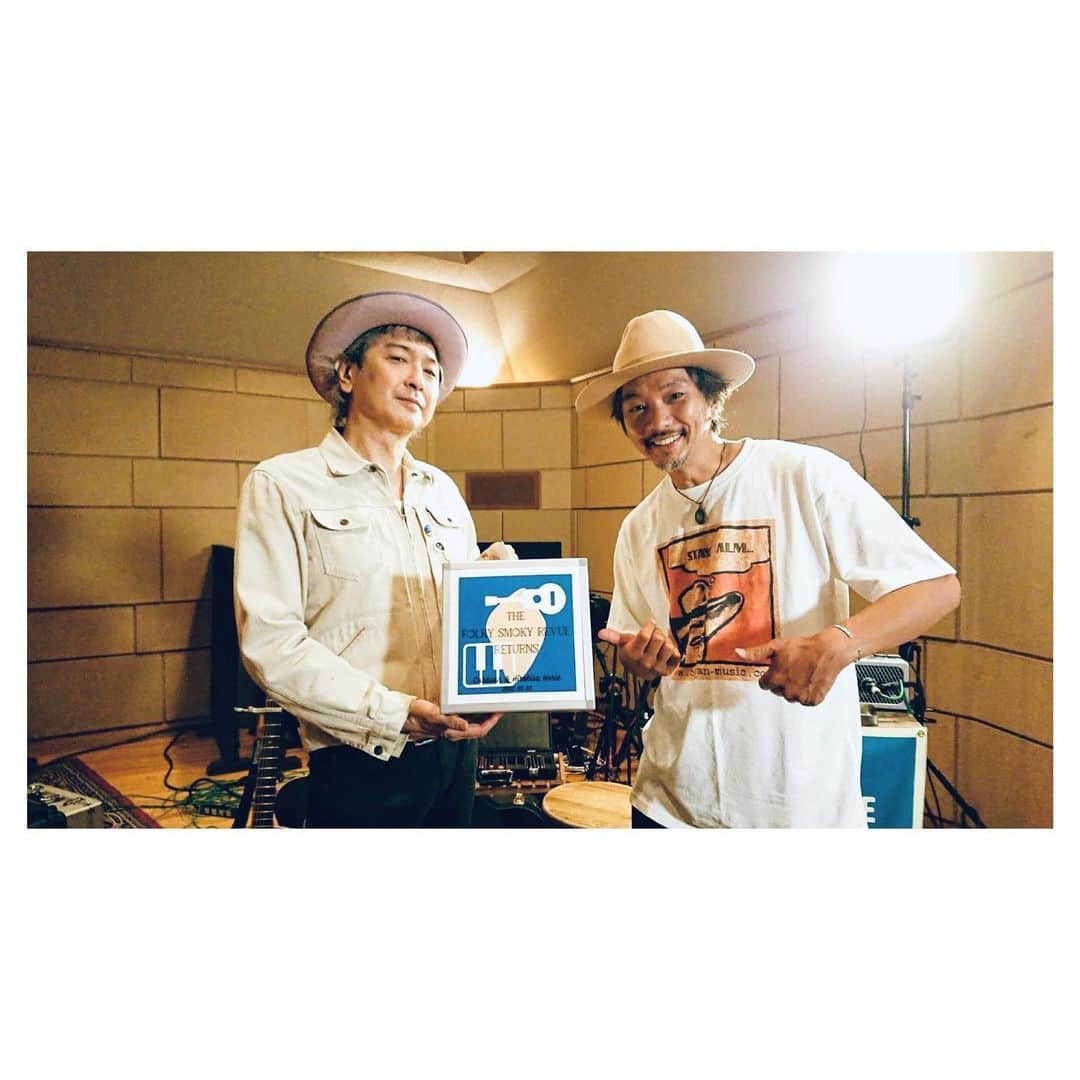 Caravanのインスタグラム：「いよいよ今夜！  Caravan & 堀江博久による  folky smoky revueの配信ライブです。  久しぶりの２人セッションに加え  Twitterで募集している質問にも  時間の限り２人で答えます。  配信後3日間は何度でも視聴できます。  皆様、明日5/30の夜８時に  お会いしましょう！  https://zaiko.io/event/326022」