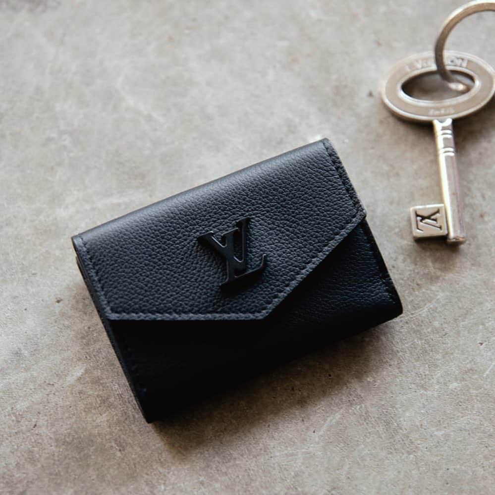 MARISのインスタグラム：「My louis  @louisvuitton 🤍  I’m so in love with this cutie 🖤 🗝and 🕶 are also @louisvuitton 🖤 🗝 ・ ・ ・ ・ ・#louisvuitton #cute #wallet #LV #thankyou #fashion」
