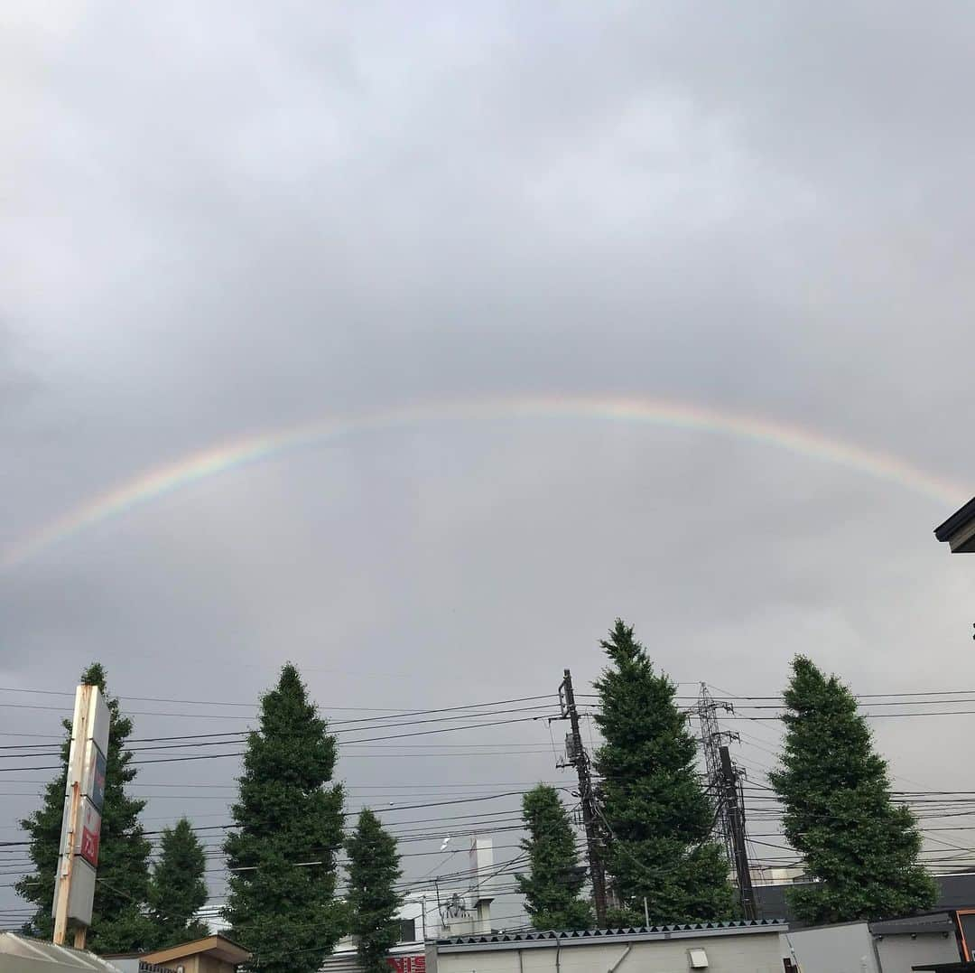 平田亮介のインスタグラム：「虹が出てた🌈(昨日) 自粛期間中で家にいる事増えたから少しは絆が深まったかな🤝  #niziproject #最近仲良い #ママには勝てない  #ママにはなれないパパ👨笑 #似てる？笑」