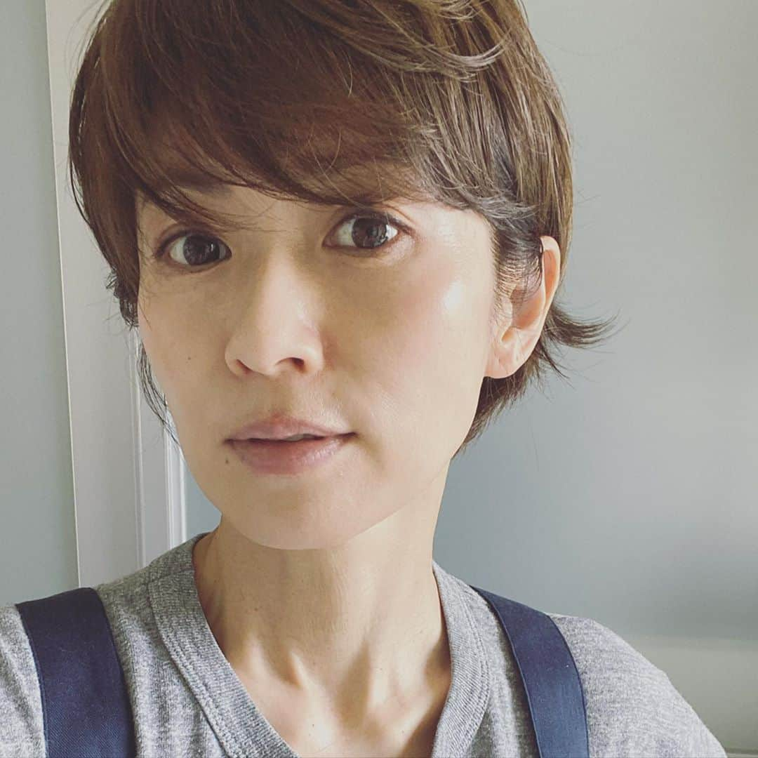 畑野ひろ子さんのインスタグラム写真 - (畑野ひろ子Instagram)「髪型について質問があったので😊  いま、この時くらいの長さにしたくて伸ばしてます。 今は2枚目の写真で、耳下からちょこっとだけですが後ろ髪が見えてきたのが嬉しくて。 エアウェーブが残っているので、毛先がいい具合にハネるとこがポイントです😊」5月29日 23時05分 - hiroko_hatano_