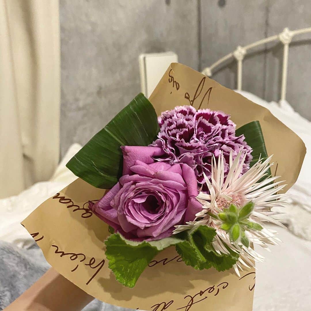 堺美紗稀さんのインスタグラム写真 - (堺美紗稀Instagram)「. おうちにいると、 お花があるだけで嬉しくなるな〜💐 #お花のある暮らし」5月29日 23時05分 - misaki__sakai