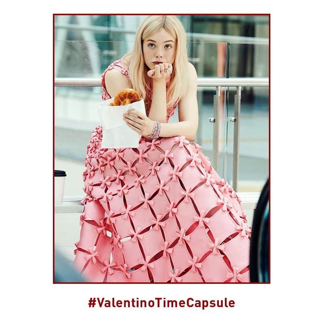 Valentinoさんのインスタグラム写真 - (ValentinoInstagram)「2019 #ValentinoTimeCapsule  For the November 2019 cover story of @instylemagazine, #ElleFanning was photographed by @pamela_hanson in a rose gauze dress with degradé braids from #ValentinoHauteCouture #FallWinter1920 by @pppiccioli.」5月29日 23時08分 - maisonvalentino
