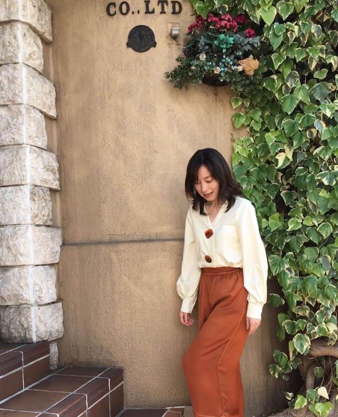 小橋めぐみのインスタグラム：「少しずつ、外へ。 今日は、袖がフワッとした白シャツを。 オシャレもメイクも、ちょっと遠のいていたので、これからの季節、どんな装いをするか、したいのか、雑誌を見たりしながら模索中📚🤔 #写真撮る時以外は #マスク😷」