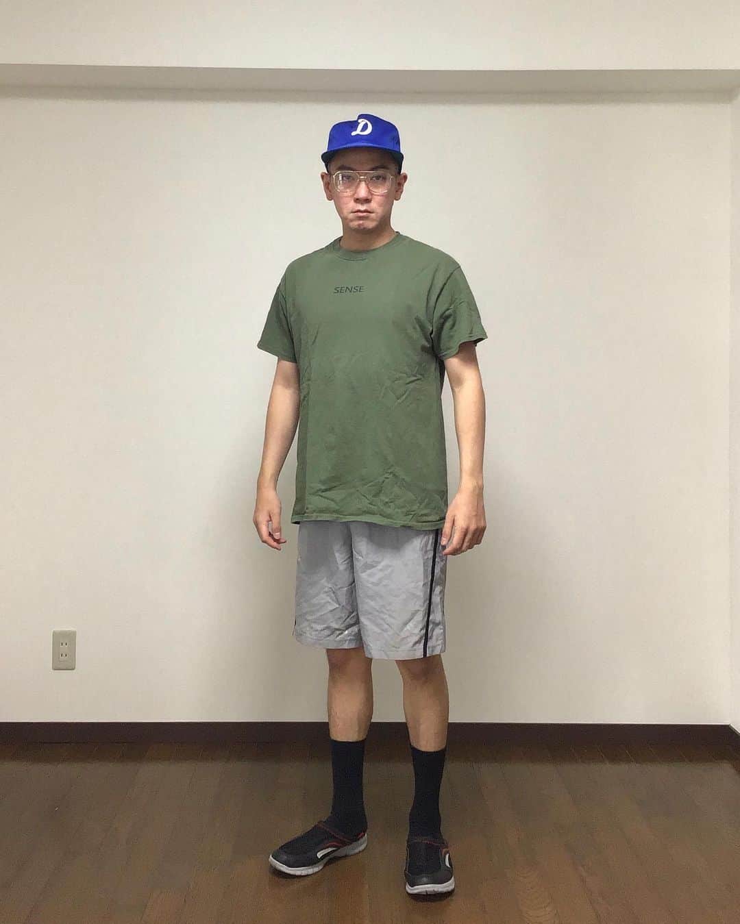 のインスタグラム：「【今日の一変化】 用事ないけど常近所ウロウロしてるやつ。 #地味ハロウィン  #年齢不詳  #公民館と図書館大好物  #公園で鳩にパン撒いてる  #小学生にさえムキになってバトルゲーム  #少年野球の練習永遠に見てる  #OBなわけがない  #ゲーセンで人がやってる画面も永遠に見てる  #リュックサックの紐ものすご細短い  #通る人通る人ものすご真顔で見てくる  #何かしてくるというわけではない  #でも急にニヤニヤしだす  #マストでマジックテープ財布  #お惣菜の中華クラゲ大好物  #眼鏡のレンズの曇りには敏感  #姿勢はいい  #靴下脱いだらものすご色白  #謎に足ツルツル  #足の指毛だけ長い  #プロ野球カードものすご所持  #落合信者  #彦野も好き  #よく分からないところで急にプライド高くなるタイプ  #10年以上同じ服着てる  #常汗ばんで塩吹いてる  #でも変なとこ潔癖  #住んでる部屋和室  #全然自炊しない  #ママチャリ漕ぐスピード音速  #今日の一変化」