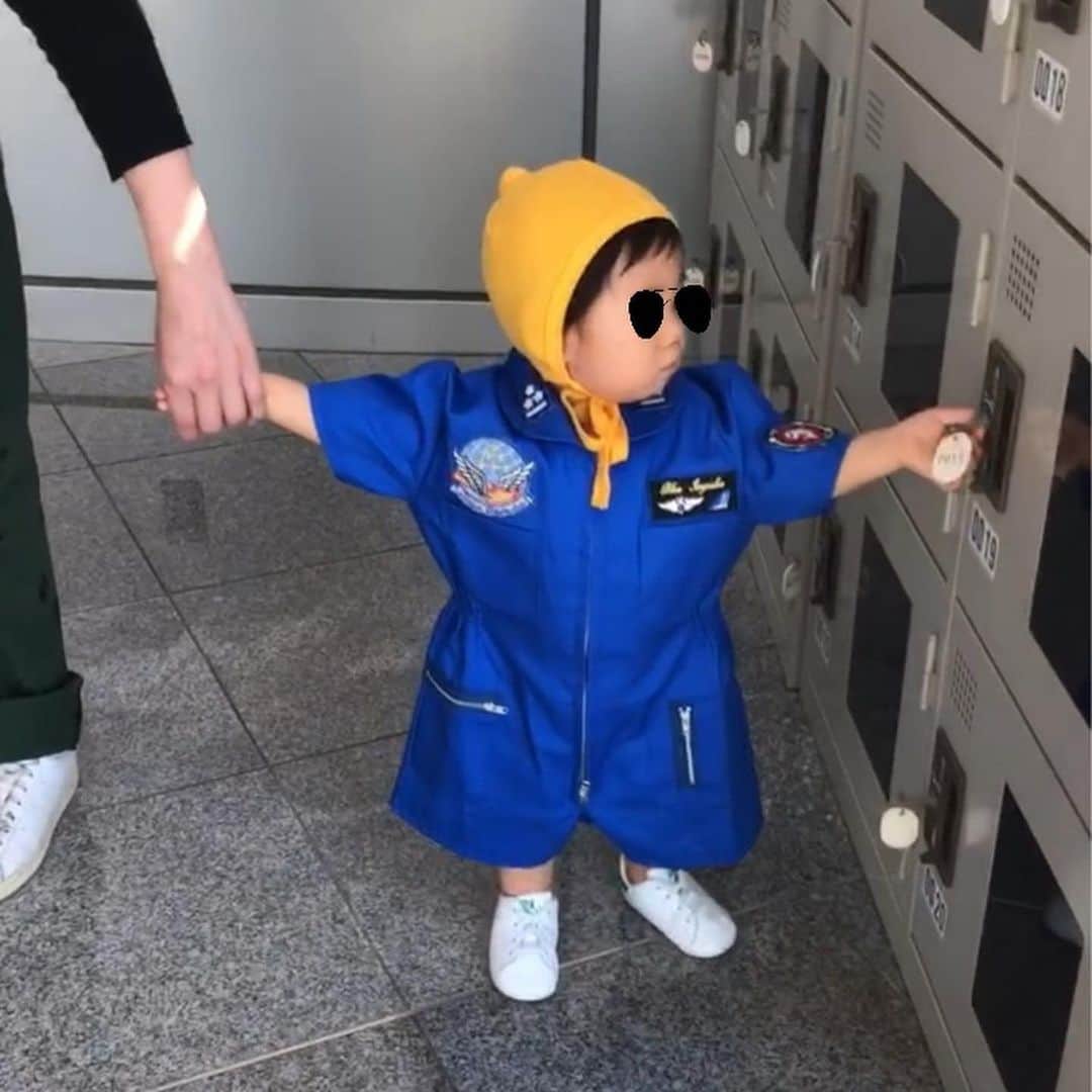 与座よしあきのインスタグラム：「うちの息子去年ブルーインパルスの赤ちゃん服着てたんだった！医療従事者の皆さんホントにありがとうございました！#ブルーインパルス #赤ちゃん服」