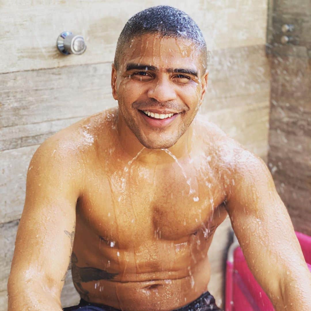 エリカ・ミランダのインスタグラム：「Hoje é o dia desse neném!!! Mano parabéns, quem diria que aquele garotinho manhoso, grudado na Mamis, seria um homão desse de hoje😂😂😂 E muito bom ter um parceiro de todas as horas, um amigo fiel e ainda ter o privilégio de ser sua irmã!  Que Deus te abençoe e te ilumine sempre!🙏🏾 Te amo❤️❤️❤️」