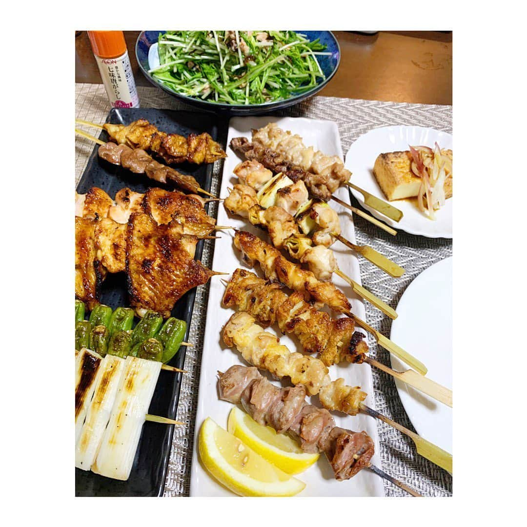 由樹のインスタグラム：「旦那さんのリュックの中でタレを大胆に撒き散らした焼き鳥達🐓  塩もほんのりタレに…  #私の予感的中 #だから言わんこっちゃない #タレが少なくなりました #袋ちゃんと結びましょう #美味しく頂きました #テイクアウト#焼き鳥」