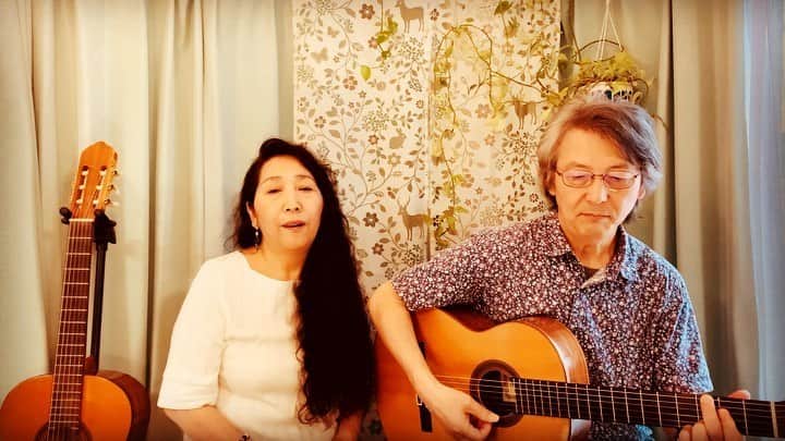 のインスタグラム：「父母にリクエストして歌ってもらいました。手前味噌ですが、心細い夜に聴いて少しほっとするような演奏です。ソウルフラワーユニオンさんの曲です。 「満月の夕」 2人の演奏を少しずつYouTubeにアップして行って足跡を残してもらおうと思ってます〜 link in bio #満月の夕 #ソウルフラワーユニオン #岩見淳三」