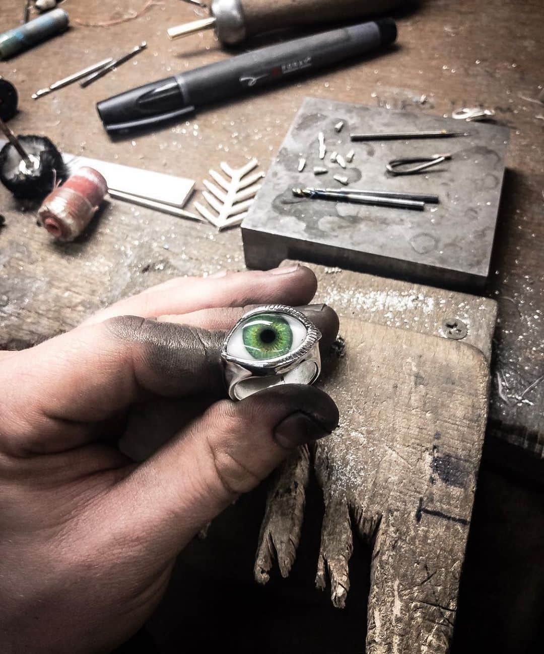 クレイジーピッグさんのインスタグラム写真 - (クレイジーピッグInstagram)「There’s nothing quite like our Lash Eye Ring 👁 #eyes #eyeball #ring #silver #heavymetal #rocknroll #gothic #gothicjewellery #workshop」5月29日 23時38分 - crazypigdesignslondon