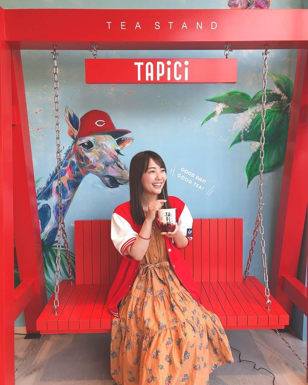 うえむらちかのインスタグラム：「練習見学の後は⚾️﻿ ﻿ タピオカチーズティーの専門店﻿ TAPICI TEA STAND カープロード店 @tapici.carp﻿ ﻿ で #タピ活 🍹﻿ ﻿ #カープロード に新しくオープンしたお店で、前から気になっていたのですかさずテイクアウトしました💓﻿ （テイクアウト用の袋もかわいい😍）﻿ ﻿ オーダーはもちろん赤い #いちごミルク 🍓﻿ ﻿ 5/31までカープグッズを持っていたら﻿ 100円引になるキャンペーンもやっていたのでお得にげっと出来たよ〜👍﻿ （野球なくても何かしらカープグッズは持っているなあ笑）﻿ ﻿ ﻿ 店内が噂通りのカープ映えスポットになってたのでぶち楽しかったです🤳✨﻿ ﻿ ﻿ 天気も良いし﻿ 久しぶりにのんびり﻿ 幸せな帰り道になりました🌞﻿ ﻿ ﻿ タピチ ティースタンド | 広島カープロード店﻿ 〒732-0823 ﻿ 広島県広島市南区猿猴橋町6-2﻿ TEL : 082-236-8745﻿ OPEN : 11:00~21:00﻿ ﻿ #タピチ #カープロード #カープ #タピオカ #インスタ映え #TAPICI広島カープロード店 #カープ女子 #コロナに負けるな #pr #tapioca #インスタ映えスポット #hiroshimastyle」