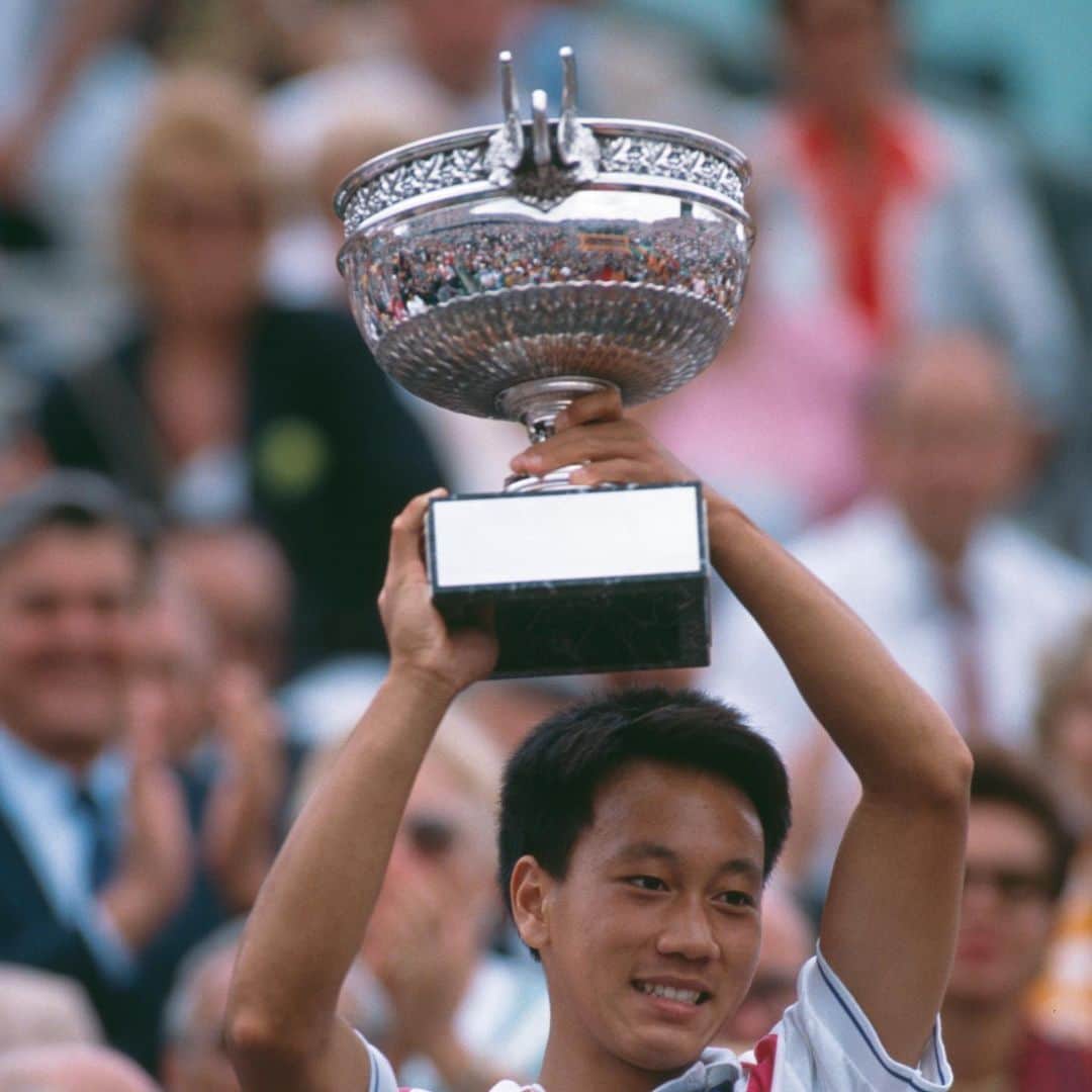 ATP World Tourさんのインスタグラム写真 - (ATP World TourInstagram)「The youngest male player to win a Grand Slam. 👏  17 year old Michael Chang at the 1989 @rolandgarros.」5月29日 23時51分 - atptour