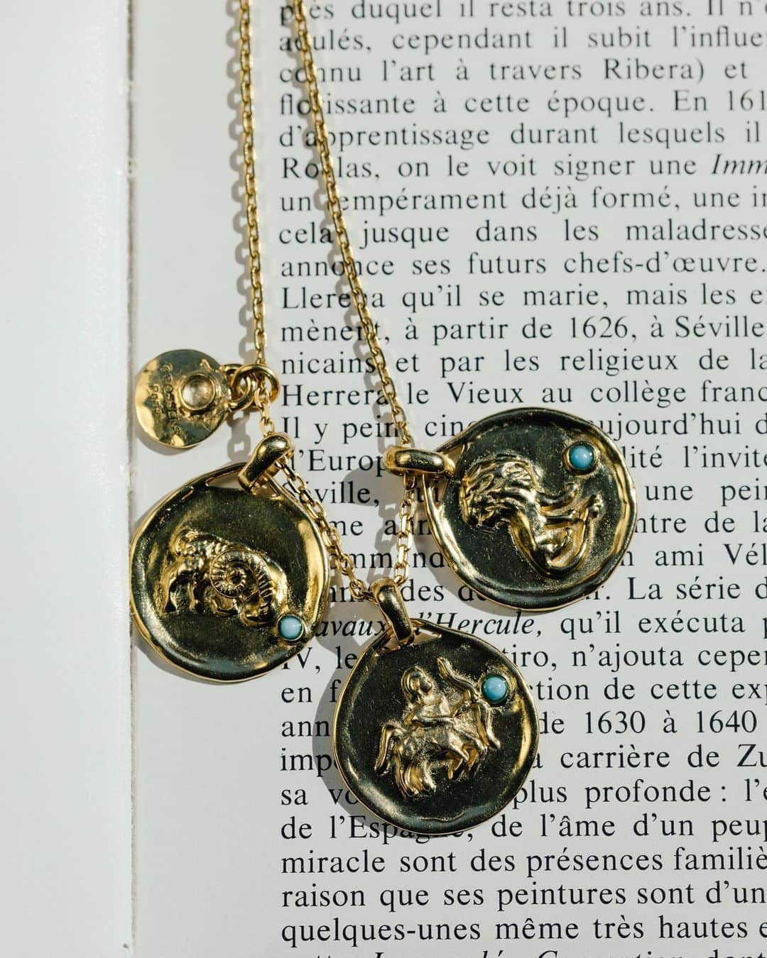 のインスタグラム：「Talisman to mix-and-match. Make it your own. Select a chain among three styles and two length, and create your composition of talismans by mixing them as you please. The new chains, pendants and earrings are now available on our e-shop and in our boutique. . You can contact us by phone or email for any enquiries: +33 (0)7 84 24 20 81 boutique.sthonore@goossens-paris.fr . . #📷 by @alix.marnat」