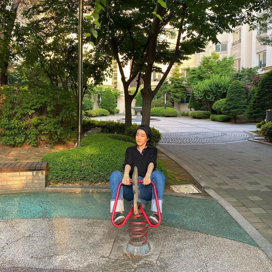チン・ソヨンのインスタグラム：「. 분명 즐거웠는데 왜 지쳐보이죠🥶 몇일전 동네 꼬마 셋에게 겁 좀 줬더니 나 그네탈때 근처도 안오네 꼬마들이 더 어린 꼬마를 밀치길래 왜 밀었어? 대답 없음 이모도 밀어볼까? 했더니 말이 없다 #이에는이」
