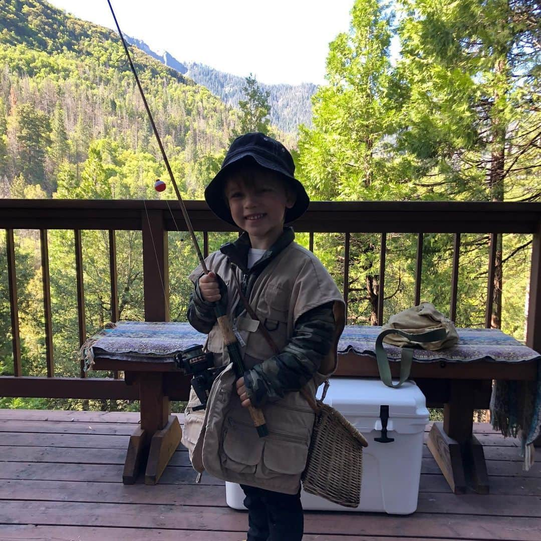 ティファニー・ティーセンさんのインスタグラム写真 - (ティファニー・ティーセンInstagram)「#fbf to last weekend up in the mountains where our little family got to get out of the city and breath some fresh air. It was much needed for so many reasons. But besides the obvious, it was also a weekend that brought back so many childhood memories for me. You see, this little mountain town, this little cabin that my grandfather built, was where I went every summer when I was young. It’s where I learned about nature and was taught about wildlife. Where I learned how to swim, how to fish and how bad wasps can sting. Most importantly, I learned the value of family time. This little cabin will continue to stay in our family and I’m excited for my own children to continue to experience all the wonders that this place brings. #familytime #nature #mountains #cabin #aframe #generations」5月30日 0時09分 - tiffanithiessen