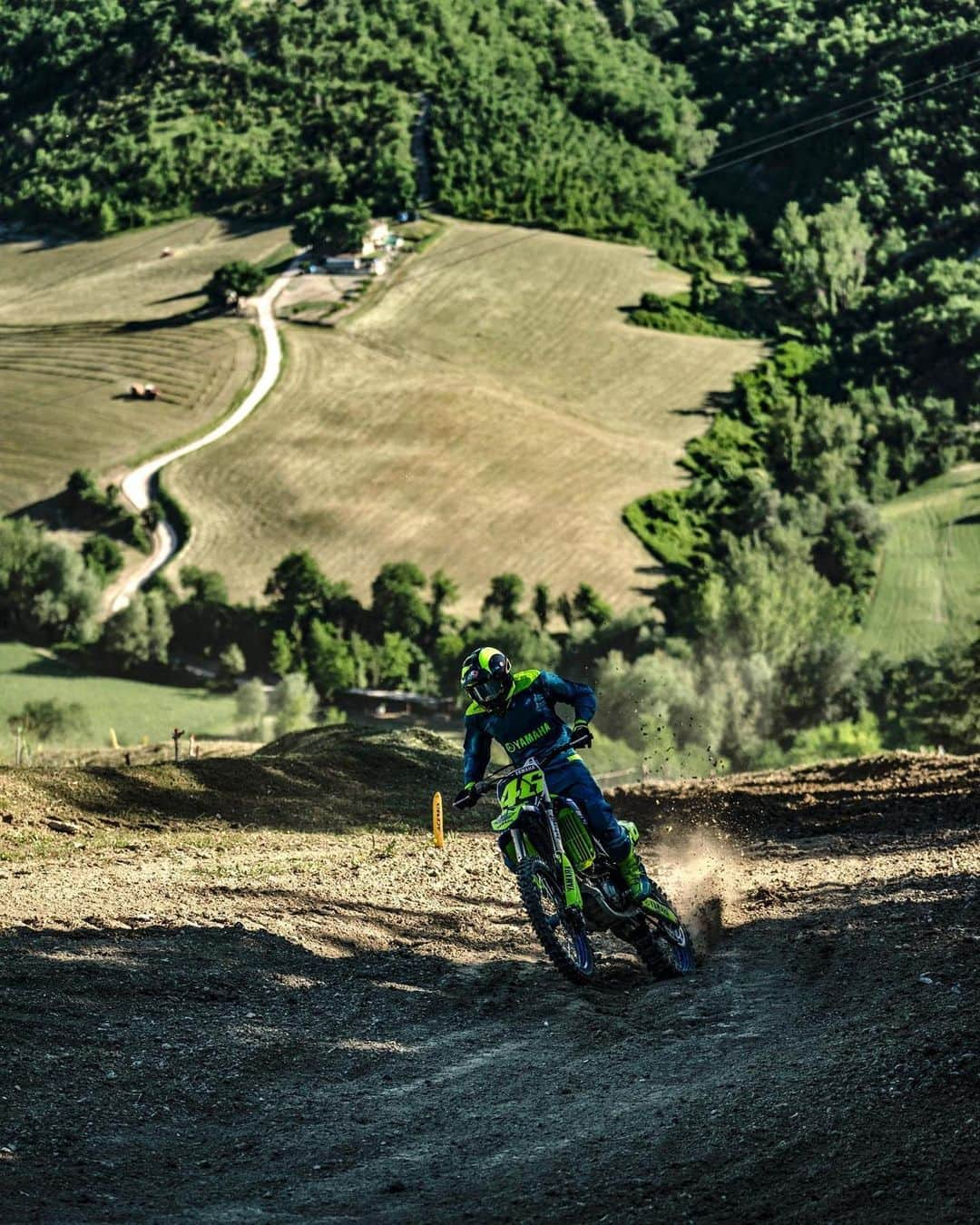 バレンティーノ・ロッシさんのインスタグラム写真 - (バレンティーノ・ロッシInstagram)「Beautiful day of Mx training in Fermignano 📸 @camilss」5月30日 0時10分 - valeyellow46