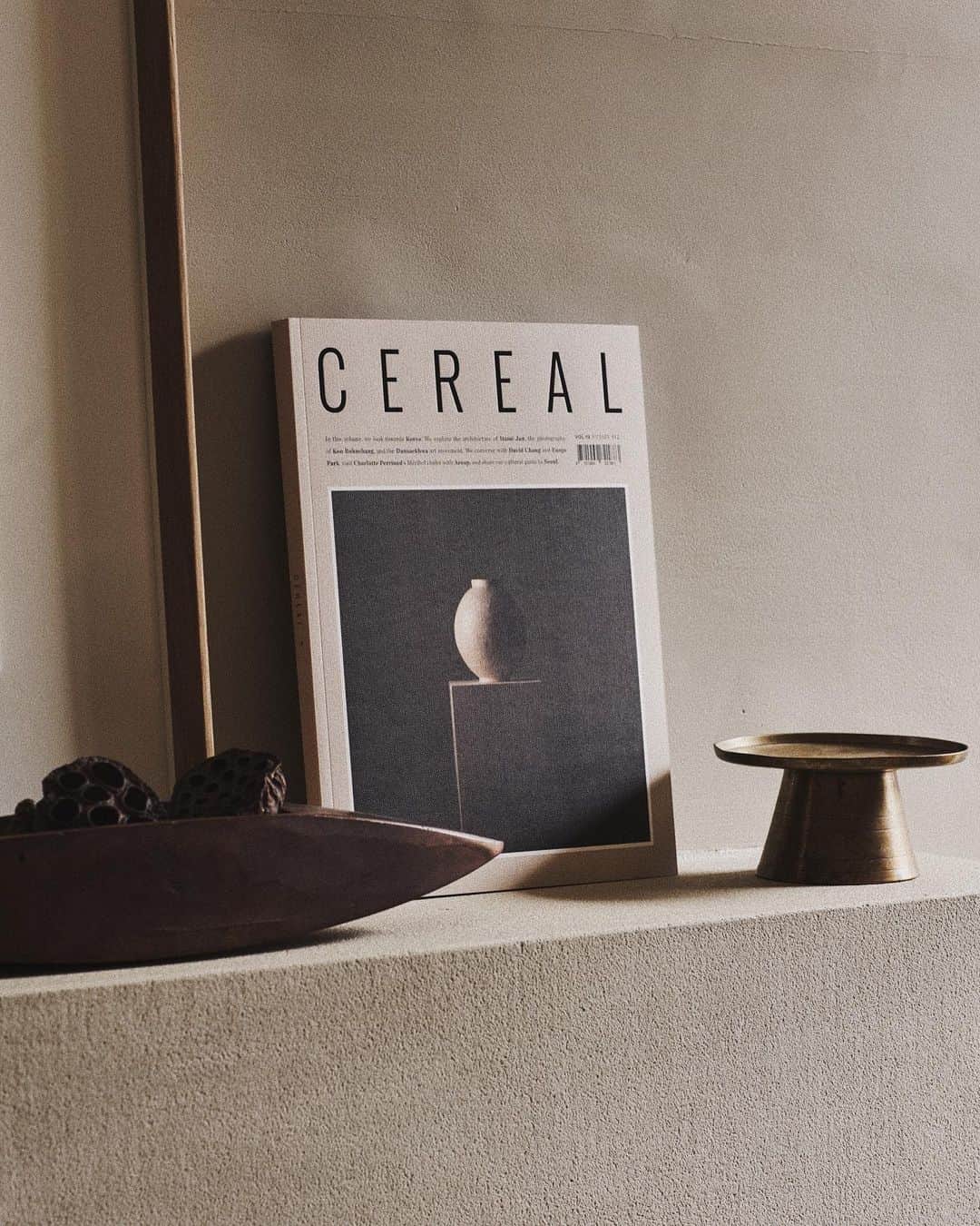 C E R E A Lのインスタグラム：「Cereal Volume 19 — Table of Contents.  1. ‪‪‪24 HOURS IN SEOUL‬‬: A Guide to the City‬ 2. ‪CROSS POLLINATION:A Conversation with Eunjo Park and David Chang‬ 3. ‪THE FATHER OF DANSAEKHWA: Park Seo-Bo and a Singular Art Movement‬ 4. ‪HOW WE USED TO LIVE: Korea Furniture Museum‬ 5. ‪QUIET VESSEL: Korean-Inspired Ceramics‬ 6. ‪IN CONVERSATION: With Rejina Pyo and Jordan Bourke‬ 7. ‪STAINED MOONS by JAMESPLUMB‬ 8. ‪CAPTURING SILENCE: The Photography of Koo Bohnchang‬ 9. ‪MOON LIGHT: A Style Edit of Korean and International Designers. ‬ 10. ‪A PLACE FOR EVERYONE:Confucianism in Korea‬ 11. ‪ELEMENTAL ARCHITECTURE: Itami Jun and Jeju Island‬ 12. ‪PORTRAIT OF AN ARTIST:John Zabawa‬ 13. ‪BLUE PINE: Teo Yang's Contemporary Hanok‬ 14. ‪RŌZU: An Aēsop Fragrance Inspired by Charlotte Perriand‬ 15. ‪TTEOK: Korean Rice Cake‬s.」