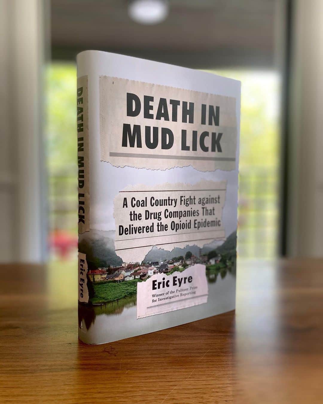 ジョシュ・スチュワートのインスタグラム：「Pulitzer Prize winner for his investigative reporting on the opioid epidemic, Eric Eyre lays out the truth of what went down in WV.  Read this book. @scribnerbooks」