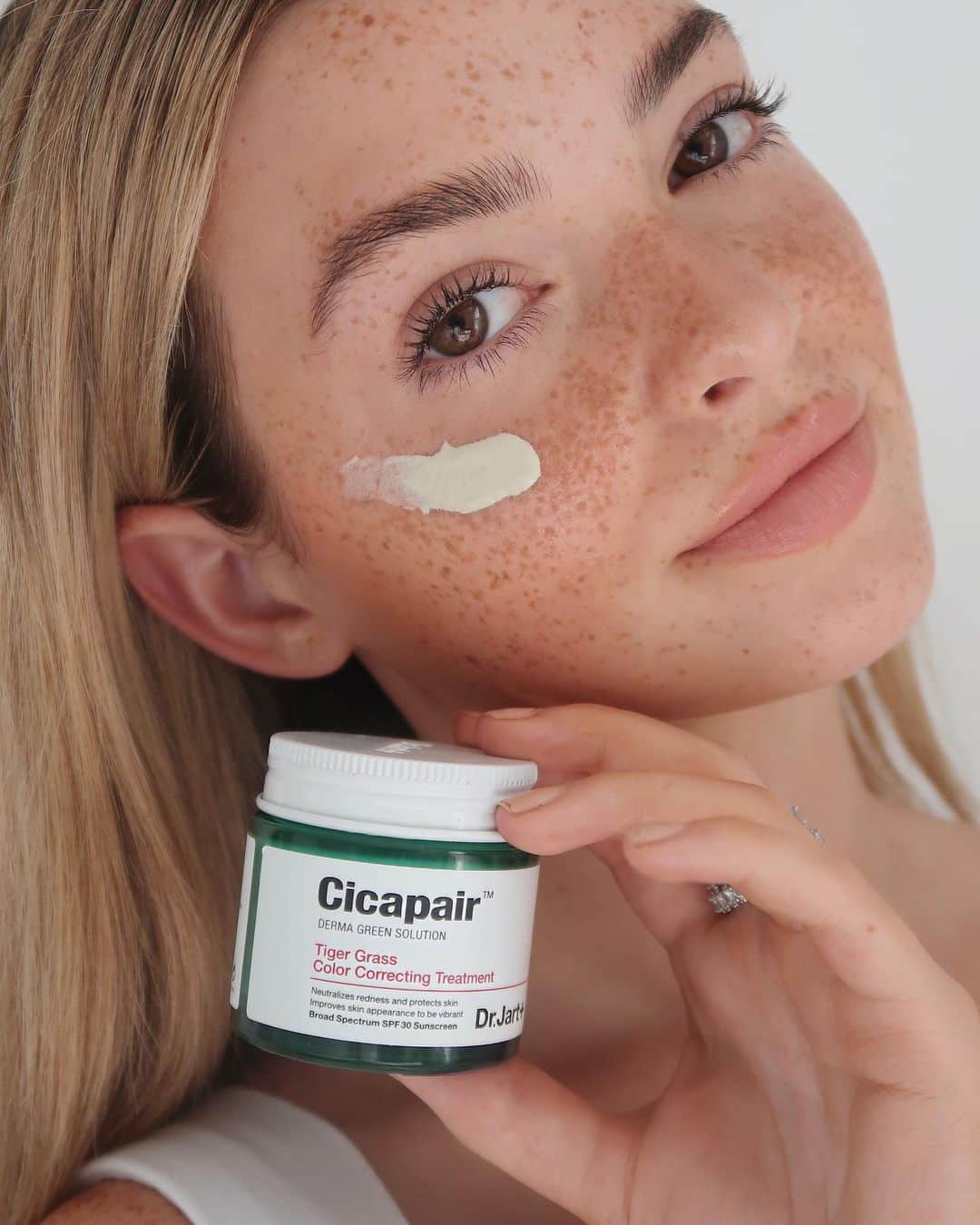 Kelsey Simoneのインスタグラム：「completely calm skin ☁️ Loving the @drjart Cicapair Tiger Grass Color Correcting Treatment to help calm my sensitive skin, reduce redness, even my skin tone, add moisture, and protect my skin all in one! I teamed up with @drjart to give one of you a chance to win this ENTIRE Cicapair collection. All you have to do to enter is: Follow @k.els.e.y and @drjart Like this photo Tag a friend who would love Cicapair BONUS ENTRY: share this post to your stories US only and must be 18+ #DrJartPartner #ad」