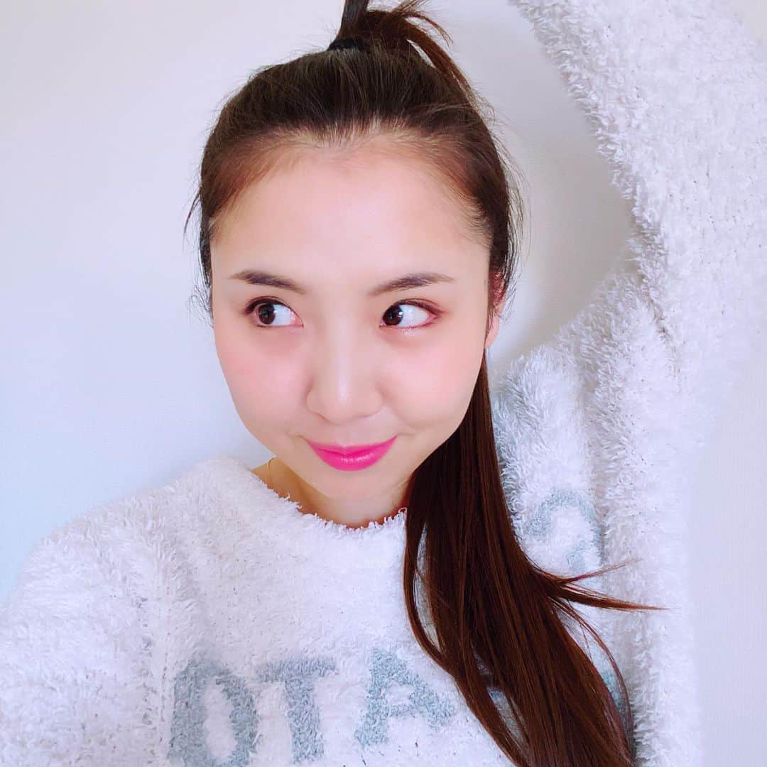 阿部真央のインスタグラム：「ご無沙汰しちゃってすいません。 自分の中に入ってました。入ろうと試みているの方が正しい。  Twitterでも聞いたんですけど、皆さんがInstagramなどSNSを使っている理由ってなんですか？  なんで私はSNSやってるんだろうってよく思います。  インスタは、数少ない私の顔を見たい変わった趣味をお持ちのファンの方が喜んでくれるかなと思って始めましたが（失礼。笑）、 それ以外の理由はあるのかな？ と考えます。私どっか行っても全然写真撮らないし、実はインスタを使う目的が弱いのでは…とかね。  まだ考えてる途中です。っていうか考えてるからって答えが出るとも限らないし考えるだけで終わるかもしれません。でも考えてます。  一応申し上げますとインスタが嫌だとかなんか言われたとかはまっっっったくないです。 むしろ皆さん優しくて、私の場合は優しい世界だなって思うことがほとんどです。  でもSNSをやることが本当に私のしたいことなのか、はたまた私のしたいことを目指す上ですごく重要な役割を果たしてくれているのかは甚だ疑問なわけです。  長くなりました。 インスタとかSNSとかどーだかとかではなく、私は応援してくれるみんなが好きです。  好きだよ  おやすみ💤」