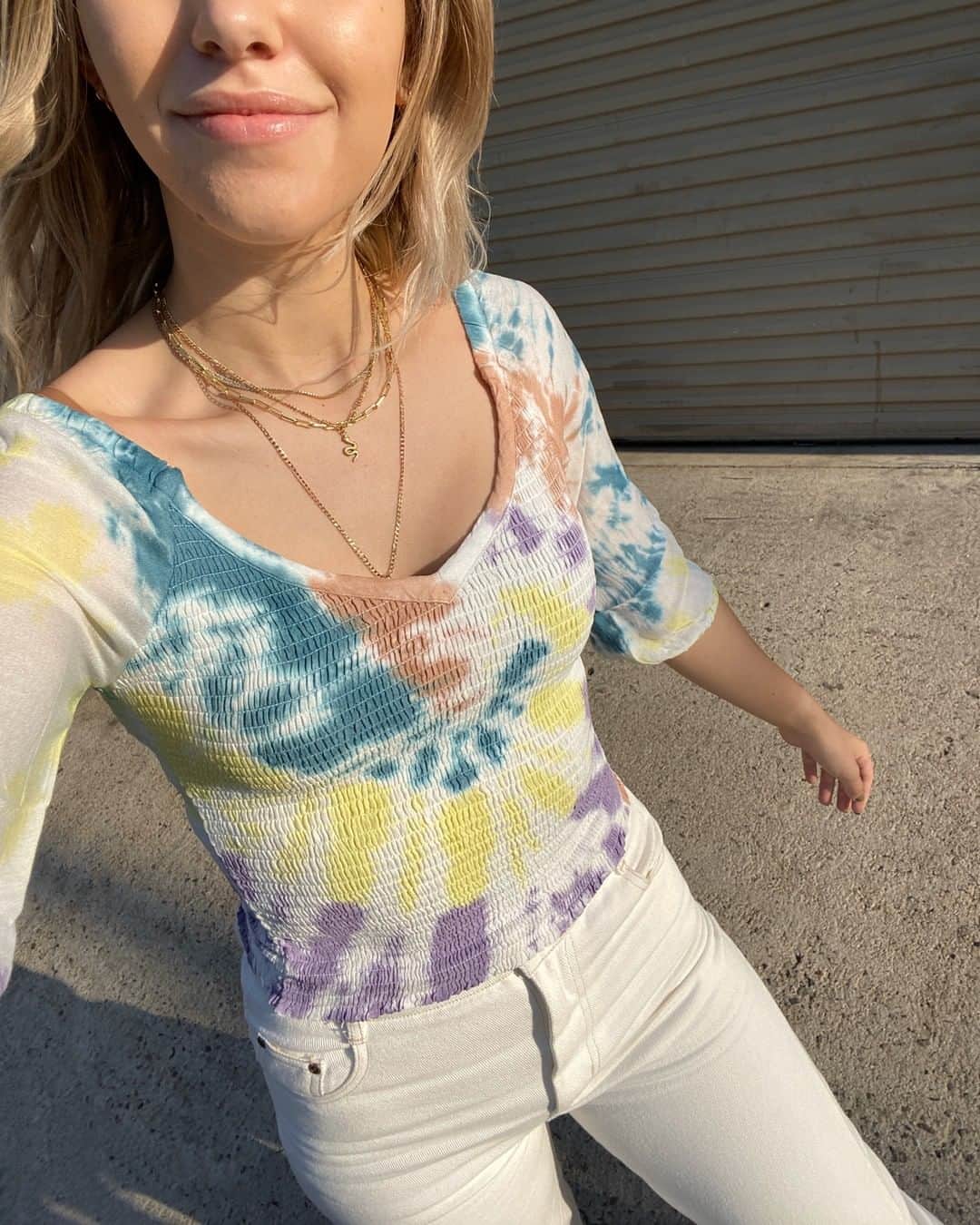 チェイサーのインスタグラム：「We still aren’t over this Tie-Dye trend😍💕✌🏼 @katielynnestyle #chaserbrand #tiedyetrend #tiedye #peasanttop #springstyle #summerstyle #tiedyeprint #summertop #summerstyleinspo」