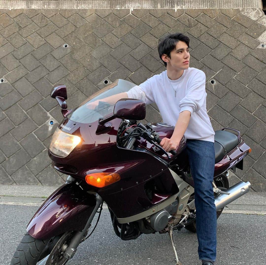 高野海琉のインスタグラム：「Do you guys wanna see my new motorcycle😬 I think I found the best motorcycle that I was looking for. #zzr400n #new」