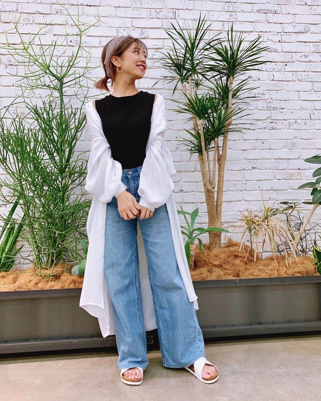 本橋優華のインスタグラム：「おうちすたいる。 テーブル作ってベランダリモート実施中。 日焼けするかな。  #stayhome#ootd#おうちファッション」