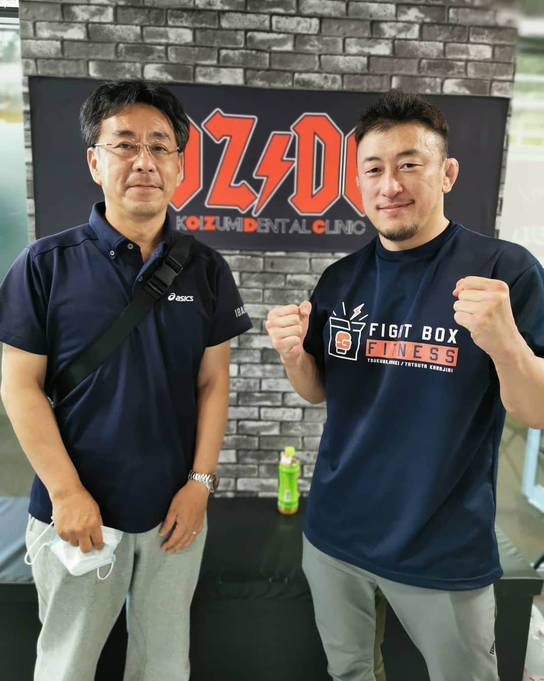 のインスタグラム：「中学生の時の先生がお祝いを持ってFight Box Fitnessまで遊びに来てくれました。 渡邉先生ありがとうございます！ 現在は横浜市にあるおもちゃ屋さんをやっていて、Facebookで繋がる中で試合のポスターを貼ってくれたり娘におもちゃを送ってくれたりとの交流はあったんだけど、実際会うのは中学生の時以来だから27年振り。 いやーお互い歳取りましたね（笑） 渡邉先生は当時陸上競技の幅跳びの選手でめちゃくちゃ身体能力が高くてカッコいいなーと思ってた。 久々に会えて嬉しいわー。  #つくば #フィットネス #ダイエット #キックボクシング #格闘技 #ストレス発散 #運動不足解消 #初めての人のための格闘技フィットネス #並木 #並木ショッピングセンター #土浦 #茨城県 #フィットネスジム #格闘技フィットネス #FightBoxFitness #FBF #ファイトボックスフィットネス #川尻達也 #RIZIN #UFC」