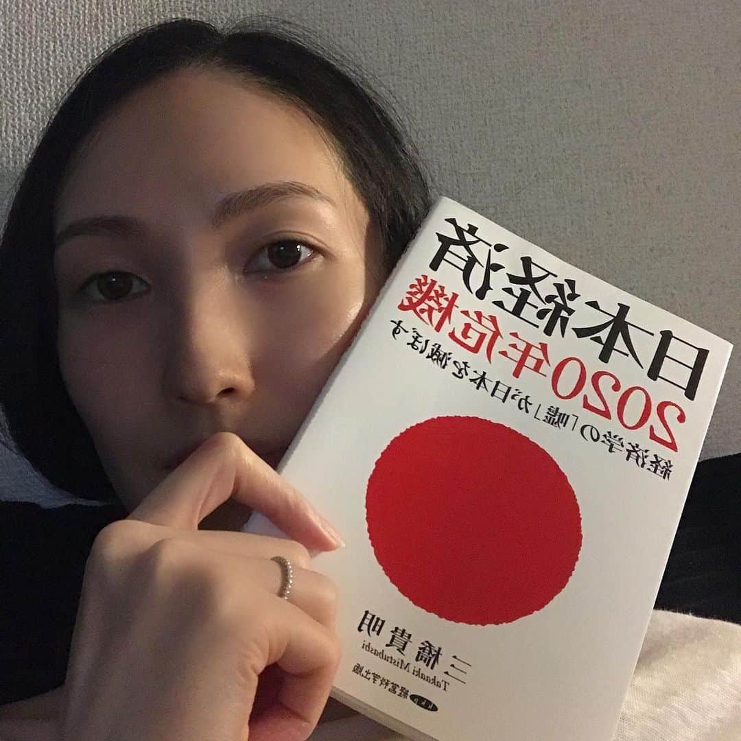 Karinさんのインスタグラム写真 - (KarinInstagram)「世界的にも危機。日本も危機😔 この本はメディア目線と違うのでオススメです。今なら500円くらいで買えるはず。  日本は「報道の自由度ランキング」世界７２位だそう。（2017年 国境なき記者団）  日本より上位の国といえば、「NATOが空爆を行ったセルビア」「エイズや人身売買が問題のモルドバ」「国民のほとんどが1日300円以下で暮らしているパプアニューギニア」などがありますが、これらの発展途上国よりも報道に制限がかかっている…だそうです。  #Keep yourself calm #常識を外す #必要ないものは捨てよう #古い社会システムを手放そう #誹謗中傷はやめよう #自然を感じて #古事記　#日本のヒミツ　#宇宙のヒミツ #聖書　#シナリオ #スピリチュアル　#バシャール　#並木良和 #覚醒　#目覚める人　#眠る人　#次元上昇  #反ワクチン派　#強制反対　 #自己免疫を高めましょう　 #都市伝説　 #アセンション  #今年8月まで  #点と点を結んで線に #自由な選択 #愛と調和の世界へ」5月30日 0時48分 - kaorikarin_u