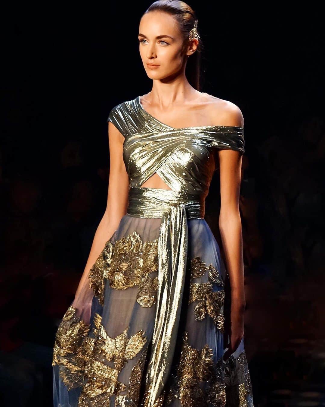 のインスタグラム：「From the archives: Look 30 on the Spring 2017 Marchesa runway. #marchesa #ss17marchesa」