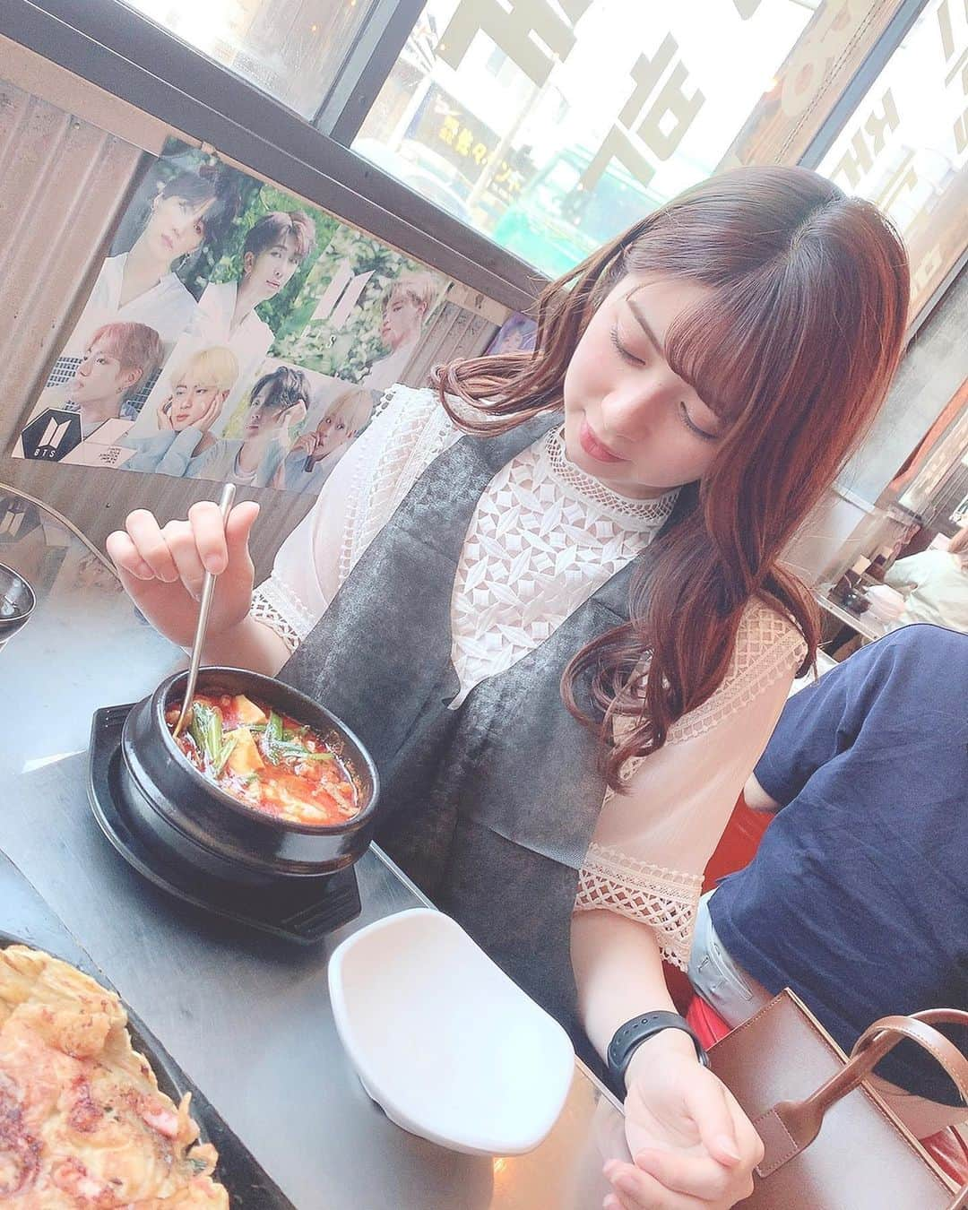 綾瀬麗奈さんのインスタグラム写真 - (綾瀬麗奈Instagram)「🍽 . . 食している時間を 人は幸せと呼びます。 (とくに深夜のスイーツ) . 眠っている時間を 人は幸せと呼びます。 (とくにお昼寝) . この無限ループを 人はデブと呼びます。 ダイエットは明日から🥺💐 脱！まんまる！ . . . #韓国料理 #韓国グルメ #韓国行きたい #旅行したい #nagoya #japan #名古屋 #アイドル #偶像 #御朱印ガール #ゲーム女子 #トレーニング女子 #タビジョ #カフェ巡り」5月30日 0時51分 - ayasereina