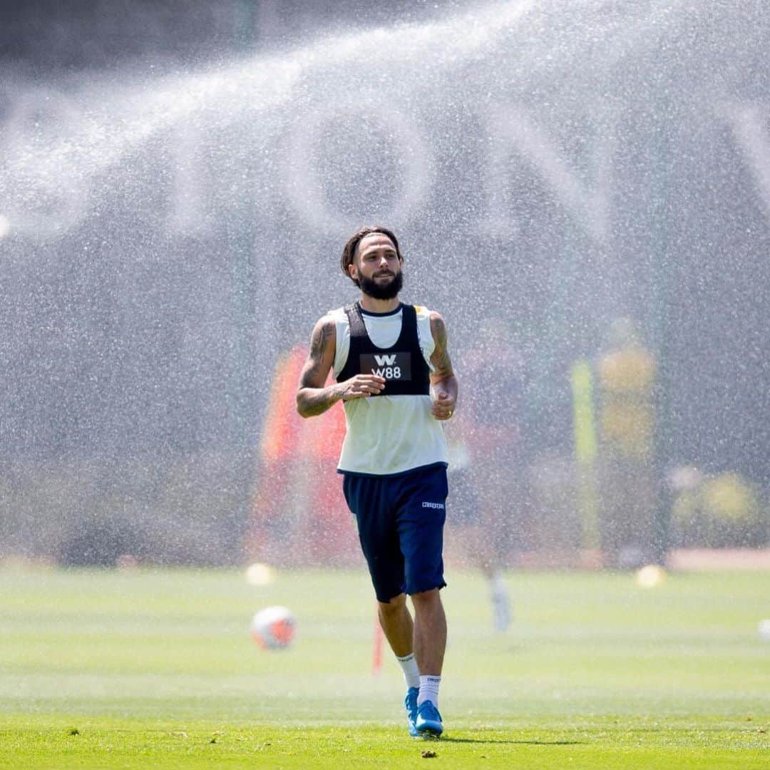 ホタのインスタグラム：「Getting ready ... @premierleague is back 😀」