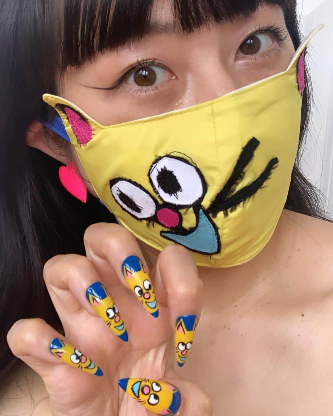 Mei Kawajiriさんのインスタグラム写真 - (Mei KawajiriInstagram)「Crazy cat mask by amazing artist @electromagnetic_studios 🐱💙 ( custome made 💙🐱) Are you a real cat lover ? 💙 me ? YES I am 💙🐱💙 #CatOnMe #Nailsbymei  #stayhomestaycute」5月30日 1時02分 - nailsbymei