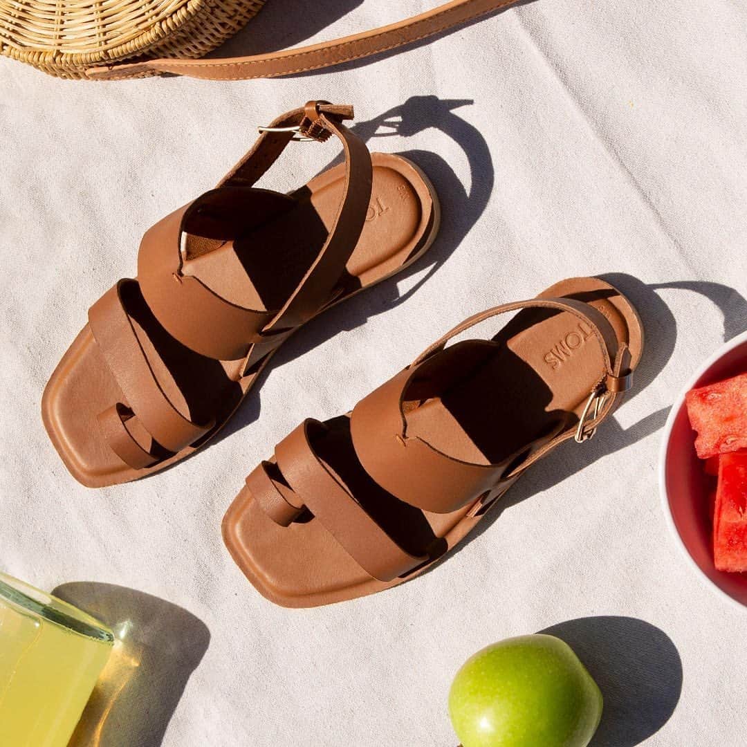 トムズシューズのインスタグラム：「Slip into the weekend and the Freya sandals. // Learn more about how your purchase supports our Giving Partners on the frontlines of the global health crisis, link in bio.」