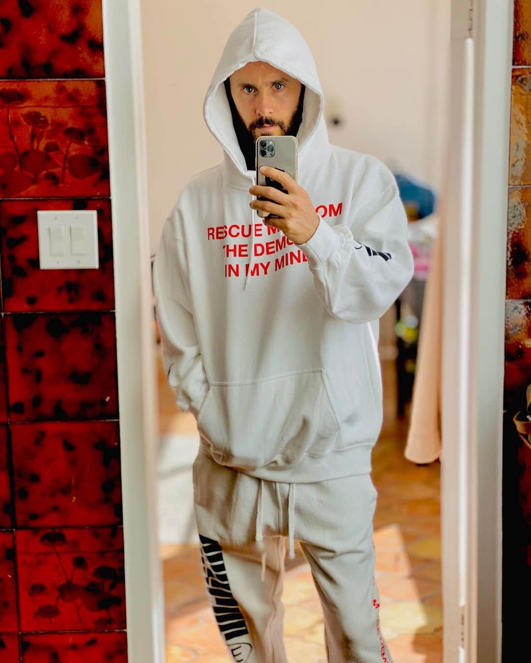 ジャレッド・レトさんのインスタグラム写真 - (ジャレッド・レトInstagram)「Cozy in my quarantine uniform 🤍」5月30日 1時08分 - jaredleto