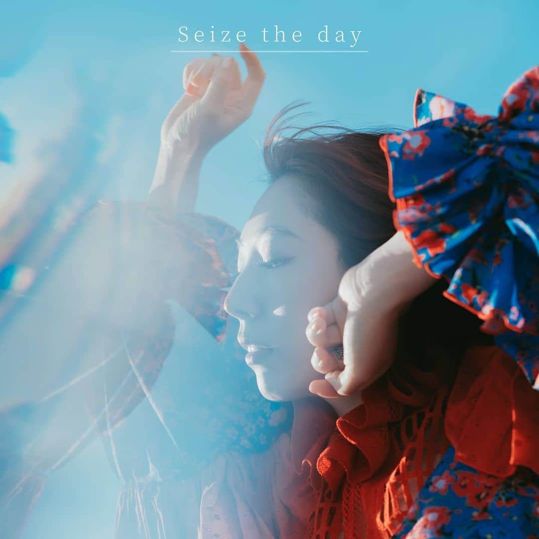 貴愛kwiae Officialのインスタグラム：「2020.5.30 New Release!! 【 Seize the day 】 配信リリースされました！！ https://linkco.re/DZTYcufR プロフリンクより飛べます✨  サプライズ🎉リリースかな、、？ （なんとなく載せていたけど笑）  本当はアルバムリリース＆ワンマンライブでもあった今日ですが、色々な影響で遅れているため、先行でみんなにお届けしたいとシングル配信リリースしました☺‼ 世の中が大きく変動している今 この曲で何か感じもらえたり、意味を受け取って貰えたらうれしいです。  貴愛のイメージがガラリと変わったと思いますが、今までにない世界観で表現出来ました。 サウンドプロデュースには、仲良しアーティストでもある、@cominum ちゃんにおねがいしました☺‼ 彼女の音作りもすごくカッコよくて！！この曲を一緒に作り上げてくれました🙏🏿本当にありがとう！！！ 何よりシングルリリースは初めてだし、リリース自体も3年ぶりかも…  いつも応援ありがとうございます😿🙏🏿‼‼‼ ぜひ沢山シェアしてくれると嬉しい嬉しい嬉しいです☺💗‼‼‼‼ * * *  #new #newrelease #kwiae #貴愛 #新曲リリース #シングル #新曲 #newsong #newday #seizetheday #ありがとう #シェアよろしくお願いします #spotify #tunecore」