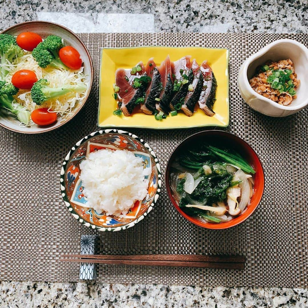 多岐川華子さんのインスタグラム写真 - (多岐川華子Instagram)「暑いのでお刺身食べたくなったよ〜☺️ . +鰹のたたき +サラダ +納豆 +白米 +お味噌汁（きのこ類、あおさ、ほうれん草、玉ねぎ、生姜） . 鰹はDHA（脳の働きを活発に）やEPA（血液サラサラ）が多く含まれていますが、 他にもビタミン類や鉄分、カリウム、カルシウム、亜鉛などのミネラル類もバランス良く含まれてます👏👏 お肌の調子がいまいちな方、 お疲れな方、には特におすすめです🐟💕 . . #food#instafood#foodstagram#home#cooking#japan#japanesefood#おうちごはん#朝ご飯#昼ご飯#食事#ご飯#今日のごはん#和食#一汁三菜#献立#免疫力アップ#健康#健康ごはん#美容#美肌#美肌ごはん#疲労回復メニュー#美肌メニュー#食の大切さ#はなこ飯」5月30日 12時10分 - hanako__official