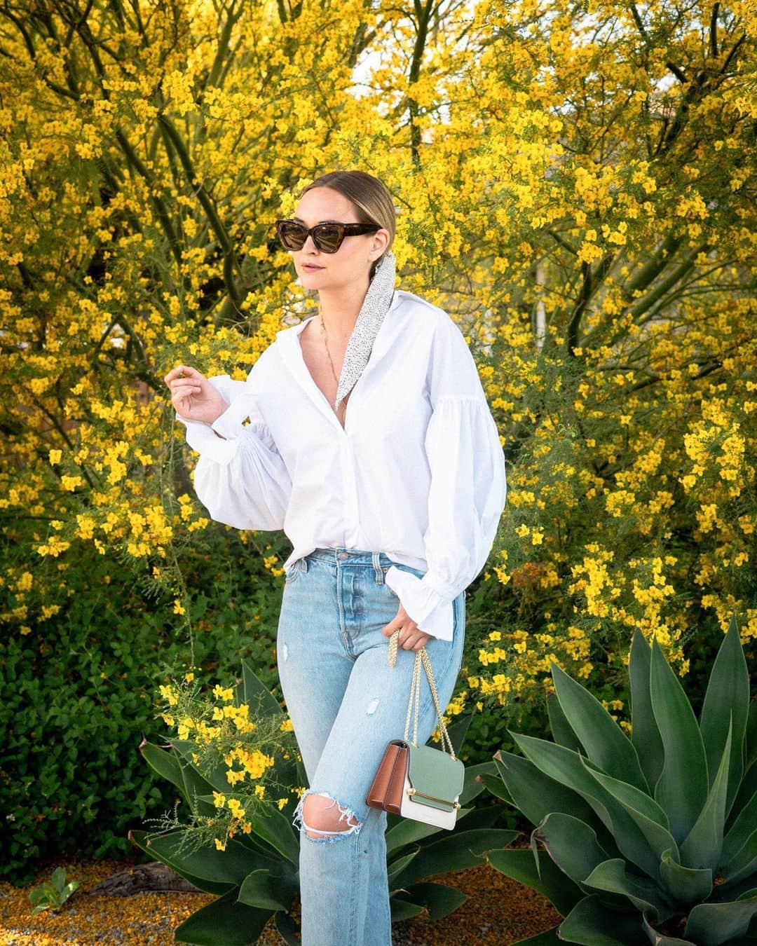 リズ・チェルカソワのインスタグラム：「Just a walk around the neighborhood and a crisp white button down. Happy Friday. I’m spending my evening testing out new recipes and watching the finale of RuPaul’s Drag Race.」