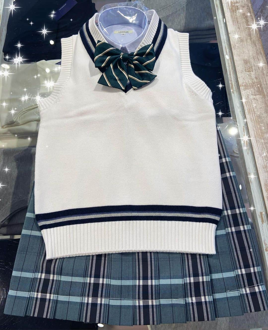 制服専門店CONOMiさんのインスタグラム写真 - (制服専門店CONOMiInstagram)「【原宿店】 夏コーデ🌿 ベストなのでとても動きやすく涼しく着られます😊 夏服入荷しています。 ・ ・ベスト 品番ARCUV-3012 ・スカート 品番ARCS-2021 ・リボン 品番ARCR-1050-09 ・シャツ 品番ARCY-2013 ・  http://www.conomi.jp/sp/ #制服 #conomi #原宿 #夏コーデ  #夏服コーデ #jk #kawaii」5月30日 10時44分 - conomi_official