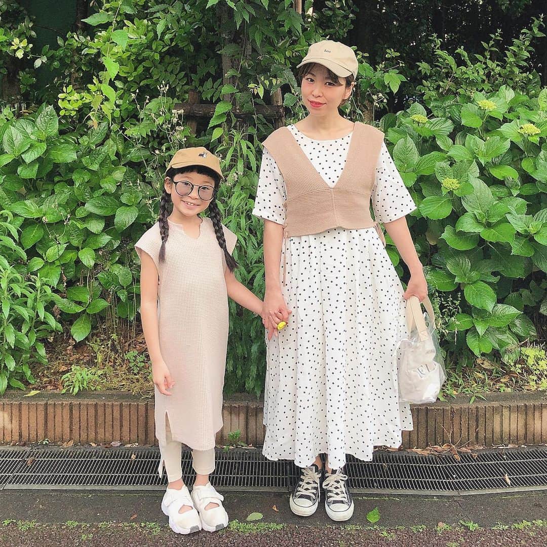 のインスタグラム：「． ★#親子コーデ ★． ． ベージュリンク✨． ． 白の#ドットワンピース って 持ってなくて前からほしいなと 探してたんだけど やっと好みの#ワンピース 見つけた‼︎． ． @ladiesfashion.kandk ． 夏っぽく白のワンピ嬉しい😊． ． 今回はベストとスニーカーで カジュアルな感じに着たけど 一枚で着ると女性らしくてまた雰囲気が変わるんだよ❤️． ． ． （kids）． ✔︎ワンピ‥． @ciaopanictypy ． ✔︎靴‥． @gu_global ． ． ． #guコーデ #gu #guコーデ部 #gukids  #ジーユー#ジーユー購入品  #ジーユーコーデ #親子 #ジーユーマニア #ドット #ドットスカート #夏コーデ  #ドット柄 #夏 #夏服 #summerfashion  #ティピーコーデ #ootd  #ladiesfashion#kandk  #kandk_style #韓国ファッション  #韓国#韓国通販 #韓国コーデ」