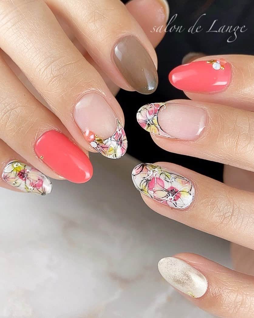 salon de Langeのインスタグラム：「* 先日のインスタライブで『過去のアートのセミナーをしてほしい』とご意見頂きました♡﻿ ﻿ ﻿ 過去のデザイン…﻿ 最近、振り返りながら描いてみたんですが﻿ ﻿ ﻿ 当時とは﻿ 手に取るカラーや、合わせ方﻿ 今の気分が違うからか﻿ なんとなく﻿ 違うデザインになるんです。﻿ ﻿ ﻿ 過去のアートが﻿ 「今のアート」になる感じ(^^)♪﻿ ﻿ ﻿ ﻿ アートってどんどん更新して﻿ 流行りのアートを取り入れるのも大切だけど﻿ 今までのアートを﻿ 振り返ってみると﻿ 意外と「新しいデザイン」になるのかも♡﻿ ﻿ ﻿ 全て、自分の工夫次第。﻿ 考え方次第でお客様をもっともっと﻿ 飽きさせないデザインが生み出せるハズ。﻿ ﻿ ﻿ ﻿ ﻿ ﻿ mi-mi♡﻿ _______________________ ﻿ ﻿ ﻿ #ellabyshinygel ﻿ #ellastagram0314 ﻿ ﻿ #minakoyama ﻿ #salondelange ﻿ #サロンドランジェ﻿ #みーみ﻿ #児山未奈﻿ #名古屋のネイルサロン ﻿ #名駅ネイルサロン ﻿ #爪に優しいネイルサロン﻿ #衛生管理を徹底しています ﻿ _______________________ ﻿ ﻿ ＊salon de Lange（ｻﾛﾝﾄﾞﾗﾝｼﾞｪ）は﻿ 　6/1より営業再開いたします。﻿ ﻿ _______________________﻿ ﻿ ﻿ #今できる事﻿ #収束後に向けて﻿ #貴重な時間を﻿ #大切に過ごしてます﻿ ﻿」