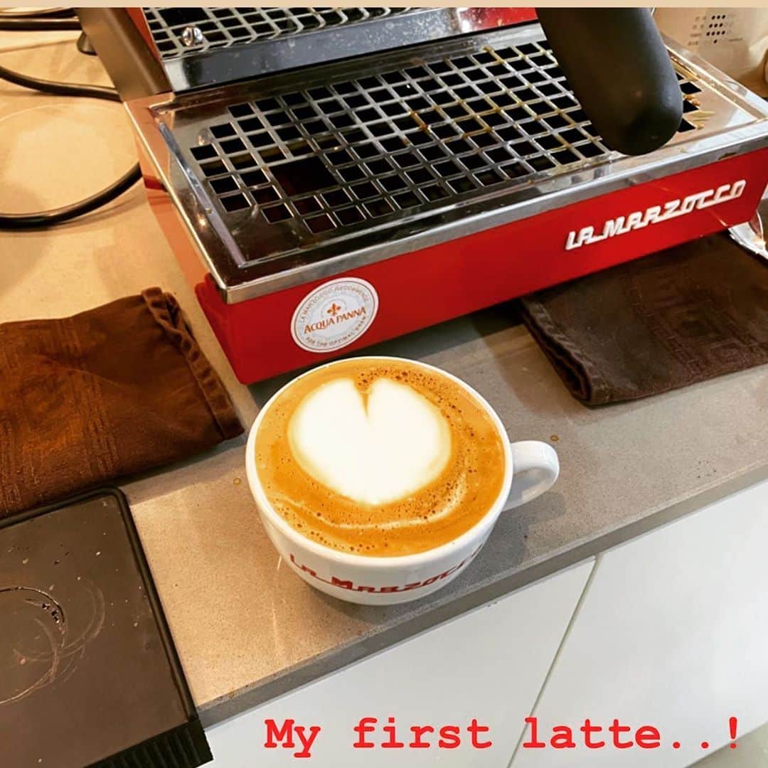 イ・ギュヒョンさんのインスタグラム写真 - (イ・ギュヒョンInstagram)「#coffee #latte #latteart #커피 #라떼 라떼는 말이야 :)」5月30日 10時52分 - 290_83