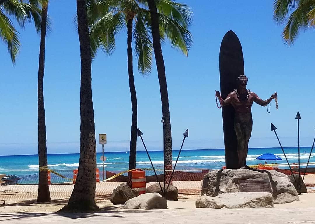 瀬川慶のインスタグラム：「Waikiki Beach Maintenance, thank you for your support, Duke! ワイキキビーチメンテ中、見守るDukeさん、ありがとう!  #hawaii #aloha #waikikibeach #maintenance #covid19hawaii #honolulu #oahu #ハワイ #アロハ #ワイキキビーチ #デューク像  #コロナに負けるな  #メンテ中  #ホノルル #オアフ」