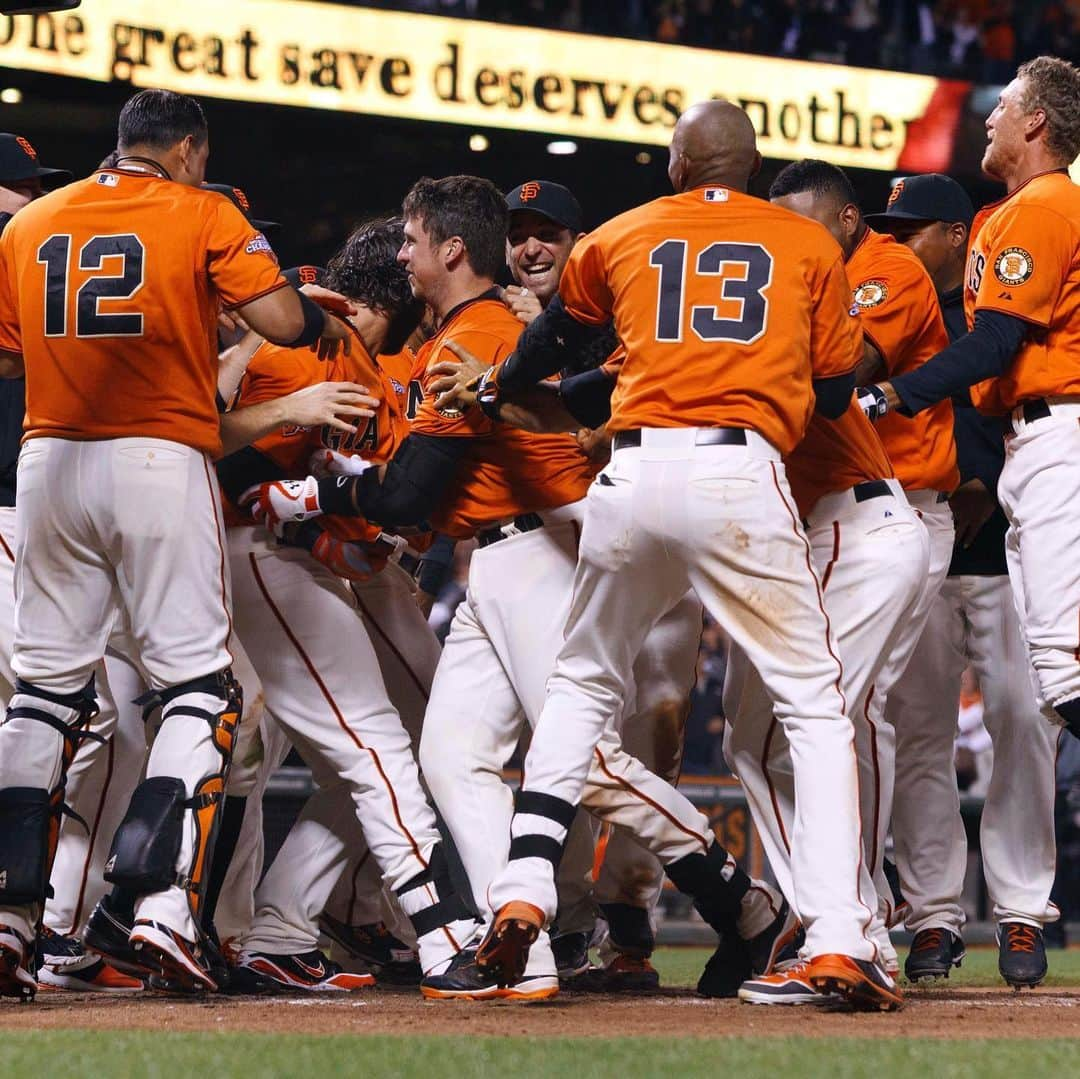 サンフランシスコ・ジャイアンツさんのインスタグラム写真 - (サンフランシスコ・ジャイアンツInstagram)「And....GOOD NIGHT! A Buster Posey walk off to #BeatLA 👊」5月30日 11時02分 - sfgiants