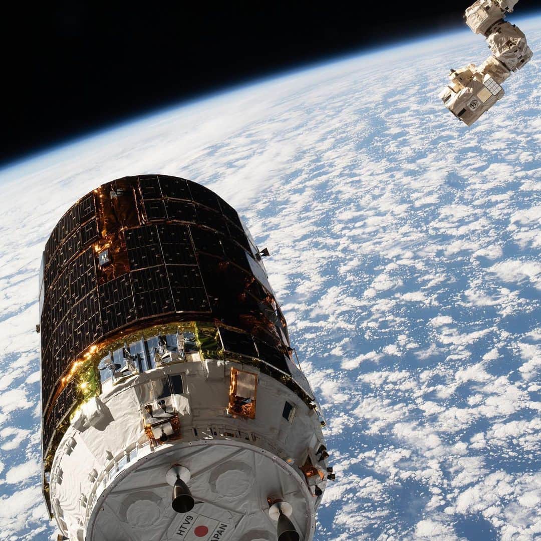 国際宇宙ステーションさんのインスタグラム写真 - (国際宇宙ステーションInstagram)「Japan's HTV-9 cargo craft arrived at the station on Monday after a five-day trip packed with over four tons of supplies for the Expedition 63 crew. #nasa #jaxa #csa #unitedstates #japan #canada #international #space #station #htv9 #kounotori #canadarm2 #robotics #earth」5月30日 11時05分 - iss